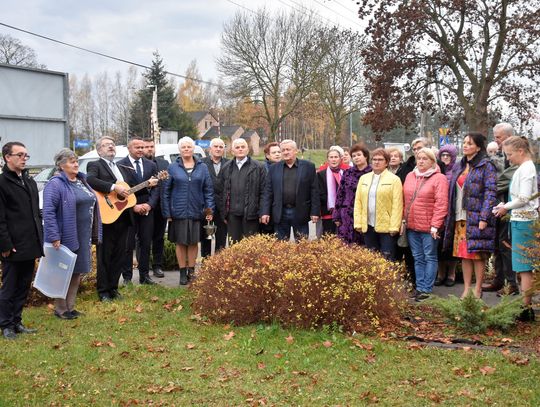 [FOTO] Biało-czerwona w Pinczynie. W centrum miejscowości postawiono nowy maszt