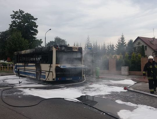 FOTO, FILM: Autobus stanął w płomieniach. Przyczyny powstania pożaru nie są znane