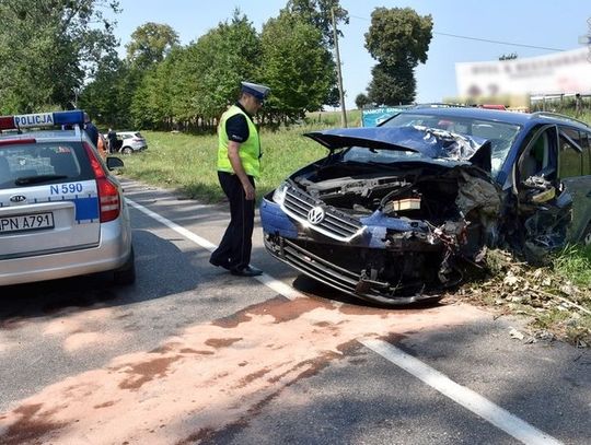 FOTO, FILM: Dwie osoby ranne po czołówce Volkswagena z Fordem 