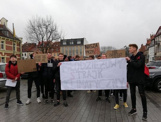 FOTO, FILM: Międzynarodowy Strajk Klimatyczny. Uczniowie zorganizowali protest. Czy był on legalny? 