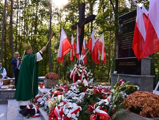 FOTO, FILM: Obchody 77. rocznicy mordu w Lesie Szpęgawskim