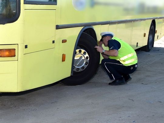 FOTO, FILM: Policjanci kontrolują autokary 