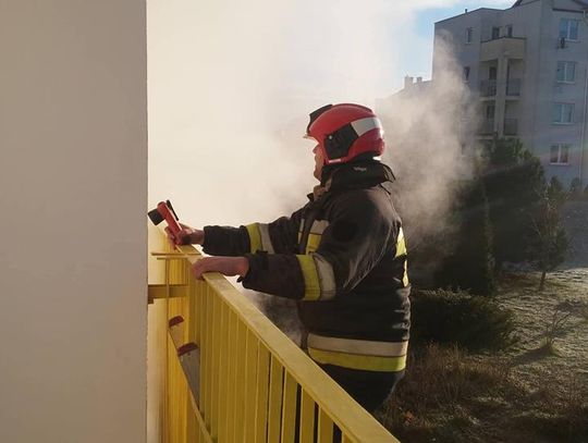 FOTO, FILM: Pożar w bloku  na Osiedlu Piastów. Strażacy ewakuowali 41 mieszkańców 