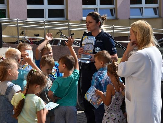 FOTO, FILM: Rozmowy o bezpiecznych wakacjach. Policjanci dbają o bezpieczeństwo najmłodszych 