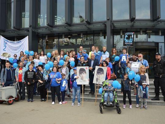 FOTO, FILM: Światowy Dzień Świadomości Autyzmu - obchody w Starogardzie Gdańskim