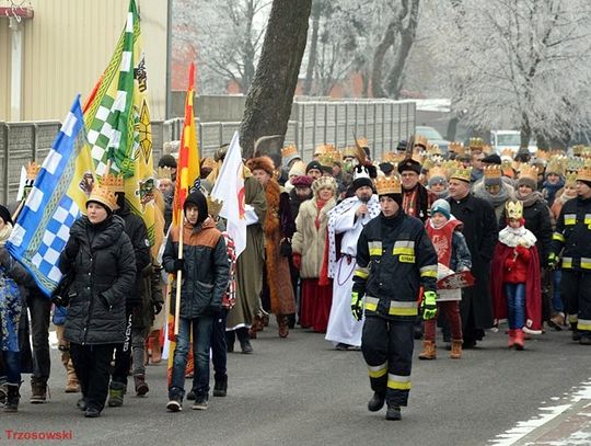FOTO, FILM: Trzej Królowie wraz z mieszkańcami przemaszerowali ulicami Kociewia