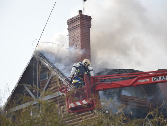 FOTO, FILM: Wielki pożar przy ulicy Leśnej w Zblewie. Na miejscu działa 17 zastępów straży pożarnej