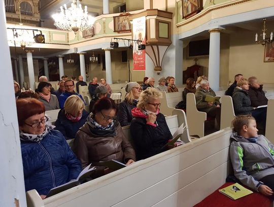 FOTO, FILM: Współczesne piosenki patriotyczne. Lekcja śpiewania nr 11 – widowisko muzyczne Teatru Kuźnia Bracka 