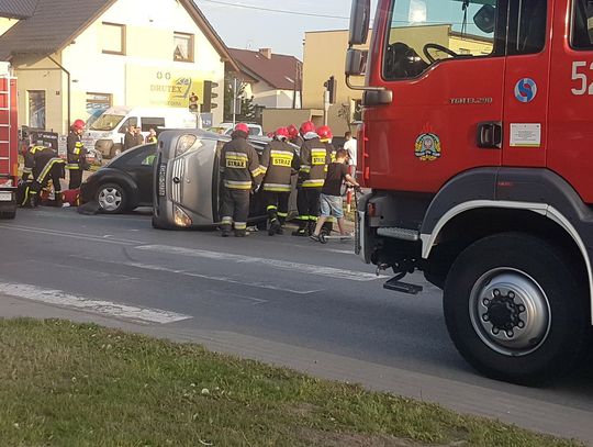 FOTO, FILM: Wypadek na skrzyżowaniu Al. Armii Krajowej z Al. Jana Pawła II. Ranne zostały dwie osoby