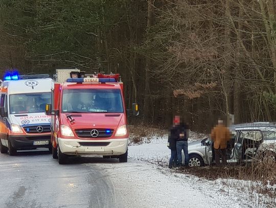 FOTO, FILM: Wypadek na trasie Starogard Gd. – Lubichowo. Samochód wjechał do rowu 