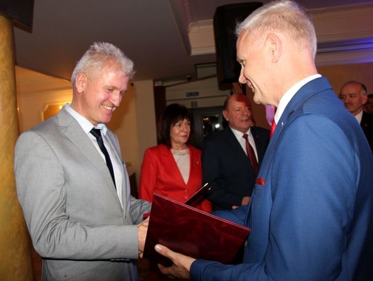 FOTO, FILM: „Za zasługi dla Starogardu”. Mariusz Szwarc nagrodzony medalem 