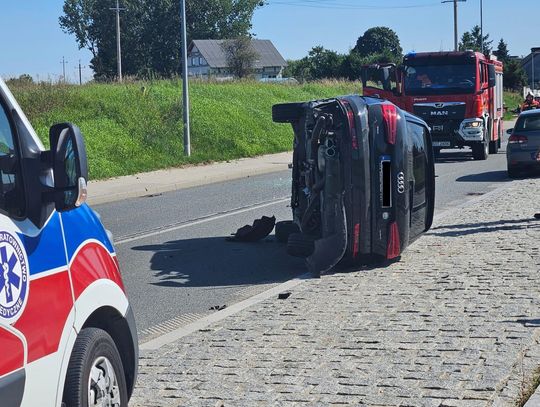[FOTO] Groźne zdarzenie drogowe w Siwiałce! Audi wylądowało na boku