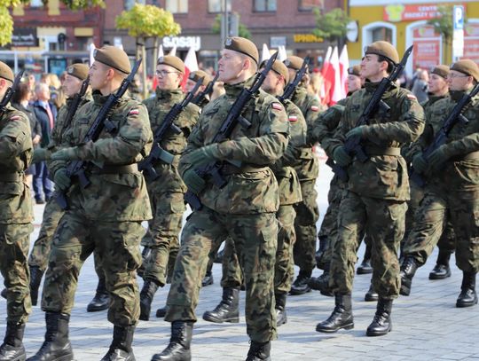 [FOTO] Intensywne szkolenie zakończone przysięgą wojskową na Rynku w Starogardzie