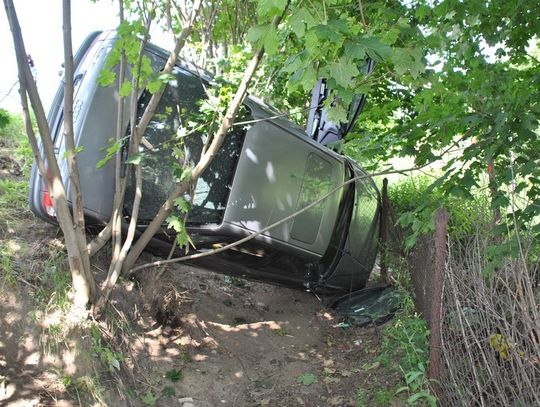 FOTO: Kierowca na podwójnym gazie. Spowodował kolizję z dwoma autami i wjechał w płot  
