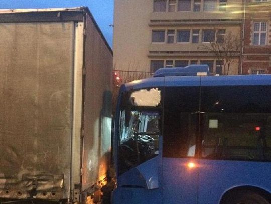 FOTO: Kolizja na ulicy Okopowej w Gdańsku. W zdarzeniu brał udział starogardzki autobus PKS