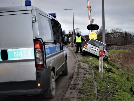 [FOTO] Kompletnie pijany 55-latek rozbił auto na przejeździe. Nie miał prawa jazdy, OC ani przeglądu