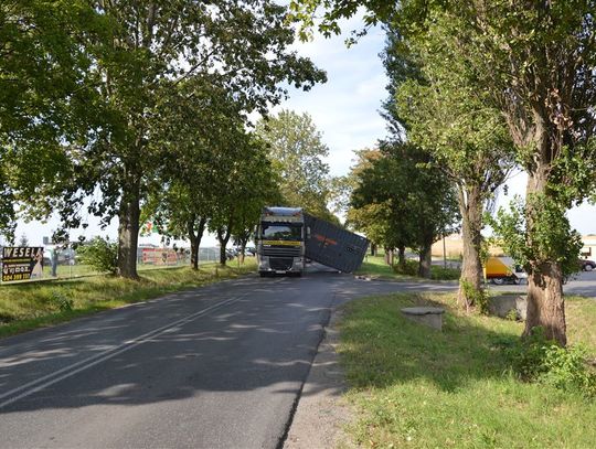 FOTO:  Kontener spadł na jezdnię - trasa na Gdańsk zablokowana