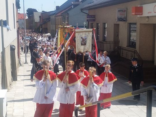 FOTO: Ksiądz Biskup Diecezjalny na czele procesji Bożego Ciała w Skarszewach