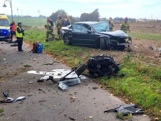 [FOTO] Mieli uciec ze szkoły... Chwilę później rozbili Audi na drzewie. Siła uderzenia wyrwała silnik z pojazdu!