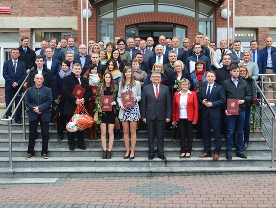 FOTO: Nagrodzono najlepszych maturzystów i najbardziej usportowione szkoły w powiecie