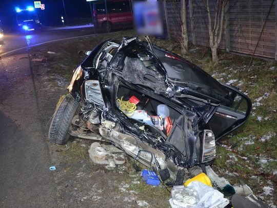 [FOTO] Nieostrożny 20-latek wjechał w opla. Do szpitala trafił 43-letni uczestnik zdarzenia 