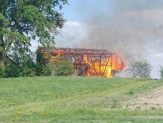 FOTO: Ogromny pożar w Wielkim Bukowcu. W ogniu stanął budynek gospodarczy