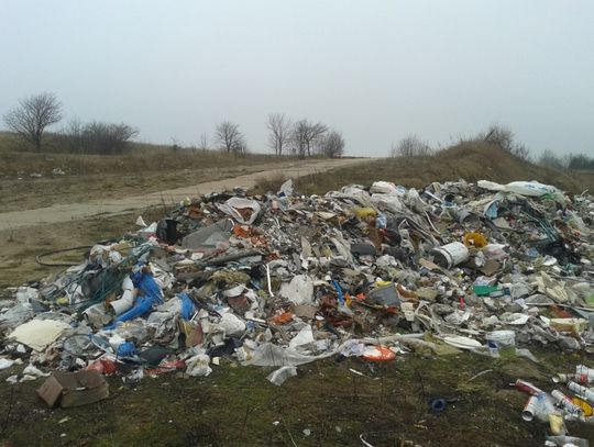 FOTO: Podrzucili śmieci na żwirownię - Kolejne nielegalne wysypisko śmieci w naszej gminie?
