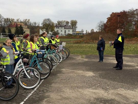 FOTO: Policjanci egzaminowali młodych rowerzystów