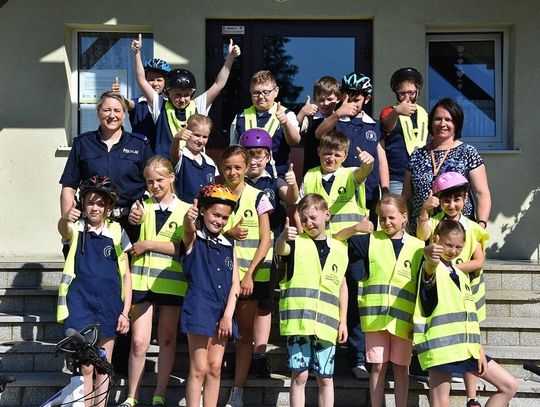 FOTO: Policjanci egzaminowali młodych rowerzystów. Wszyscy zdali egzamin pozytywnie 