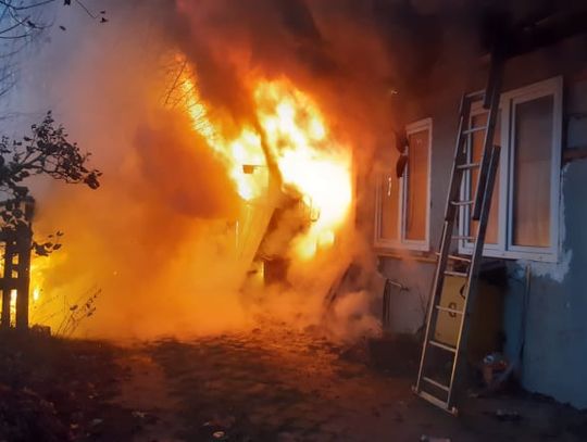 [FOTO] Pożar budynku mieszkalnego. Z ogniem walczy 7 zastępów straży pożarnej 