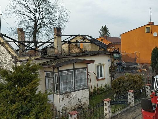 [FOTO] Pożar domu w Kościelnej Jani. Strażacy uratowali kota i ewakuowali mienie