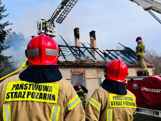 [FOTO] Pożar domu w miejscowości Czarnylas. Dwie osoby trafiły do szpitala