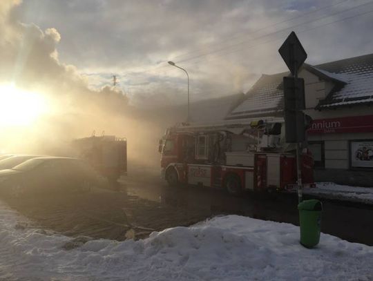 FOTO: Pożar pawilonu na skrzyżowaniu ulic Reymonta i Kopernika. Ewakuowano 15 osób