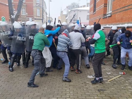 [FOTO] Pożar, próba sforsowania bramy i bunt w starogardzkim areszcie