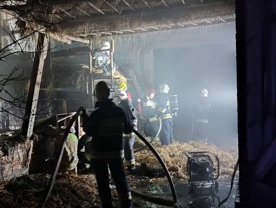 [FOTO] Pożar stodoły w Zblewie. Ogień pojawił się w środku nocy.