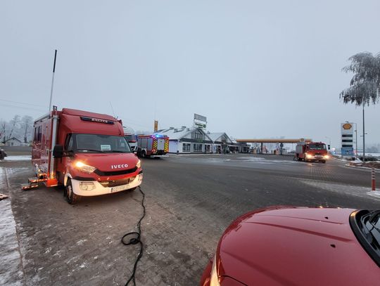 [FOTO] Rozszczelniła się cysterna z gazem! Na miejscu specjalistyczna grupa ratownictwa chemicznego i ekologicznego ze Starogardu. Droga krajowa nr 22 była całkiem zablokowana