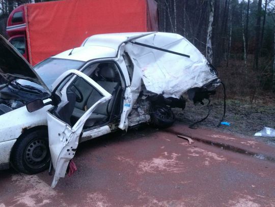 FOTO: Śmiertelny wypadek w Osieku - dwie osoby nie żyją, trzy są ranne. Policja zorganizowała objazdy