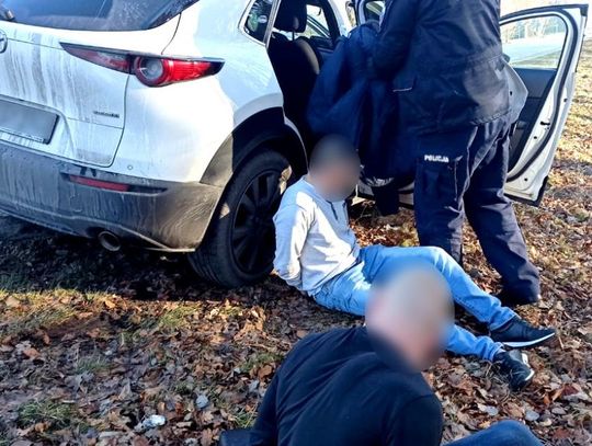 [FOTO] Spektakularna akcja policji na Berlince. Mundurowi odzyskali kradzione auto i zatrzymali złodziei 