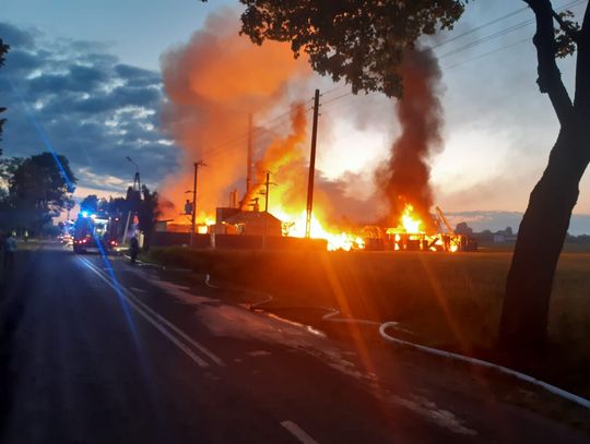 [FOTO] Strażacy ze Starogardu gasili w nocy ogromny pożar stolarni w gminie Czersk. Zakład produkował trumny