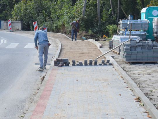 [FOTO] Trwa budowa chodnika z kostki betonowej przy ulicy Młyńskiej w Skarszewach