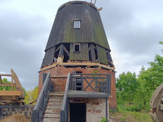 [FOTO] Trwają prace przy renowacji unikatowego zabytku. Wiatrak w Tczewie odzyska dawny blask