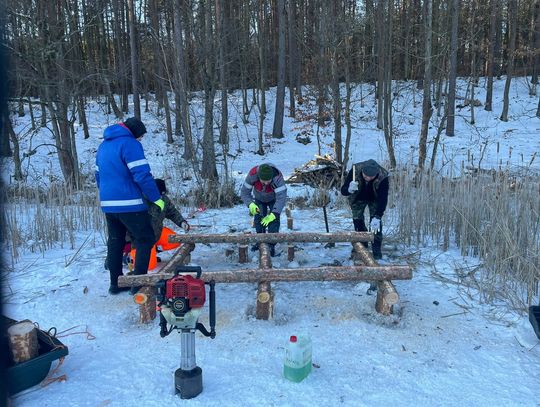 [FOTO] Wędkarze z Koła PZW nr 74 Skórcz wspólnie remontują kładki nad jeziorem Czarne Północnym