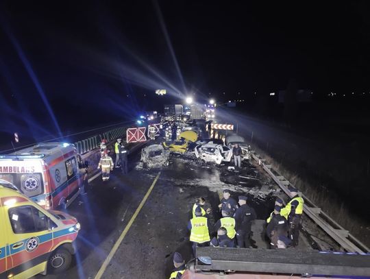 [FOTO] Wracamy do karambolu na S7. 4 osoby zginęły, 15 jest rannych. Policjanci zatrzymali 37-letniego kierowcę ciężarówki