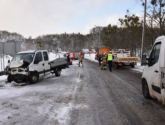 [FOTO] Wypadek z udziałem trzech osobówek, busa i pługa śnieżnego. Jedna osoba trafiła do szpitala