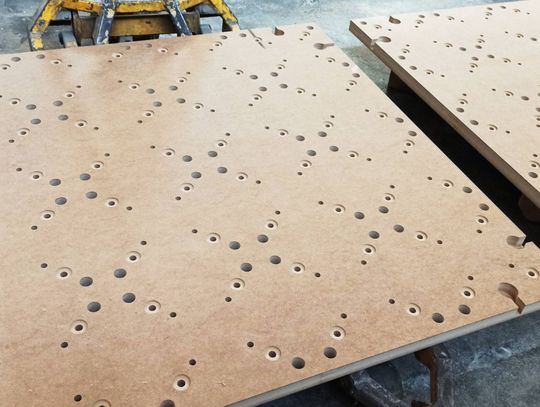 Frezowanie CNC w branży technicznej – precyzyjne elementy z drewna i tworzyw