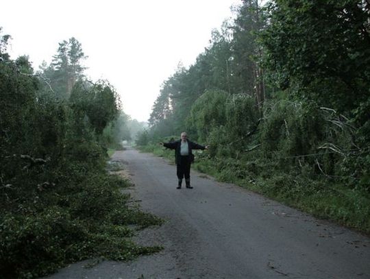 Fruwały dachy, płoty i drzewa - wsie bez wody i prądu 