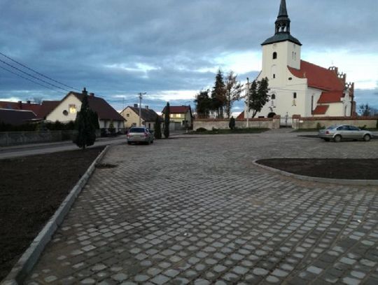 Funkcjonalnie, estetycznie i nowocześnie. Plac w centrum wsi zyskał nowy wygląd 