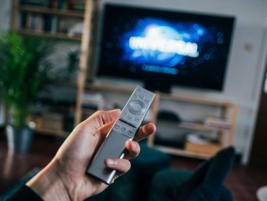 Gdzie najszybciej sprawdzić program TV? Zaplanuj weekend pełen hitów i sportowych emocji