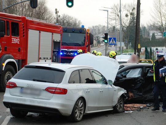 Groźny wypadek na DW 222. Ranny kursant, instruktor i pasażer nauki jazdy