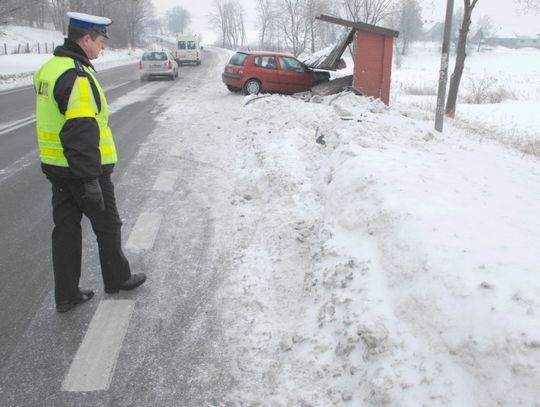 Groźny wypadek na K-22. Sześć osób rannych na przystanku autobusowym